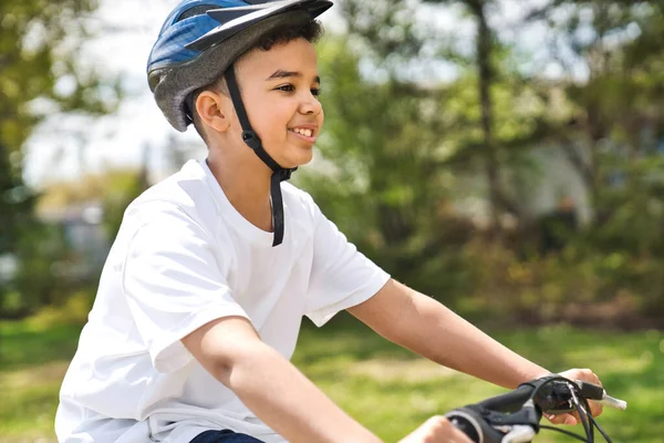 Garçon à vélo portant un casque à l'extérieur — Photo