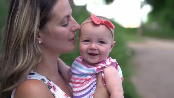 Hermosa madre y bebé al aire libre mamá y su hijo jugando juntos en el parque — Vídeos de Stock