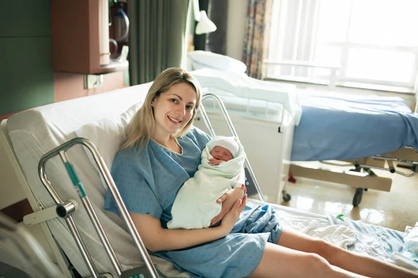 Madre con il suo bambino appena nato in ospedale un giorno dopo un parto naturale — Foto Stock