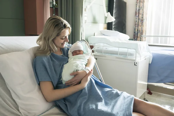 Мать с новорожденным ребенком в больнице на следующий день после естественных родов — стоковое фото