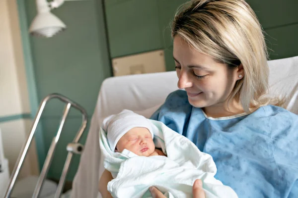 Madre con il suo bambino appena nato in ospedale un giorno dopo un parto naturale — Foto Stock