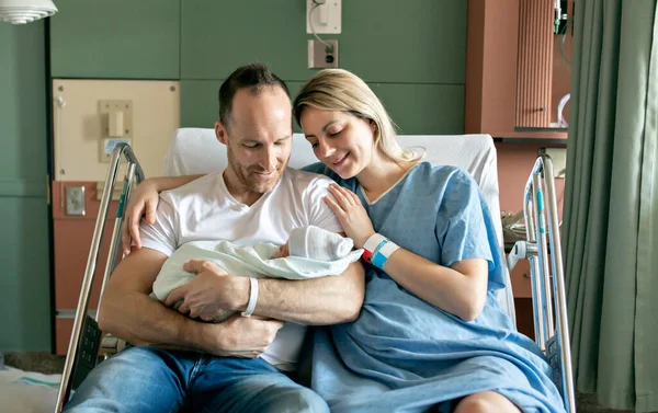 Мать и отец с новорожденным ребенком в больнице на следующий день после естественных родов — стоковое фото