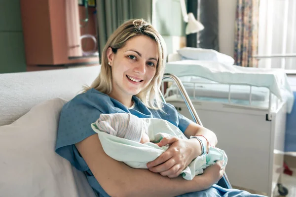 Мать с новорожденным ребенком в больнице на следующий день после естественных родов — стоковое фото