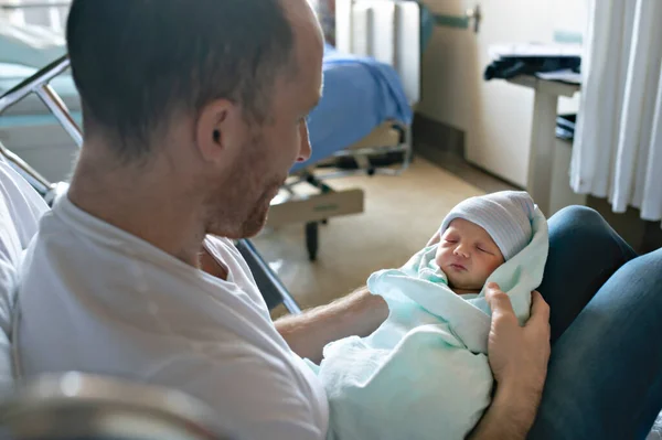 Отец с новорожденным ребенком в больнице на следующий день после рождения — стоковое фото