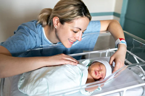 Moeder met haar pasgeboren baby in het ziekenhuis een dag na een natuurlijke bevalling — Stockfoto