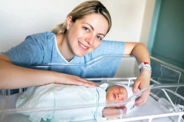 Moeder met haar pasgeboren baby in het ziekenhuis een dag na een natuurlijke bevalling — Stockfoto