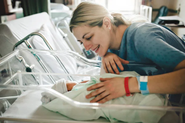 Äiti, jolla on vastasyntynyt vauva sairaalassa päivän kuluttua luonnollisesta synnytyksestä — kuvapankkivalokuva