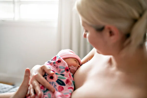 Mulher em seu quarto amamentar seu bebê. — Fotografia de Stock