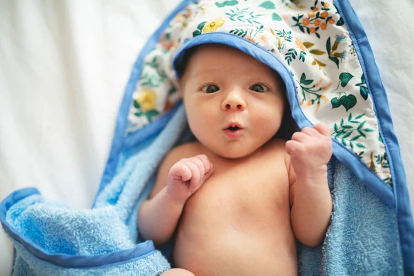 Linda niña recién nacida en la cama blanca — Foto de Stock
