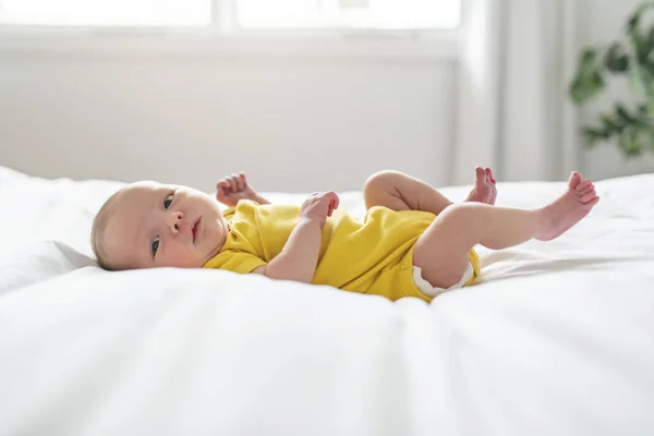 Bonito bebê recém-nascido menina na cama branca — Fotografia de Stock