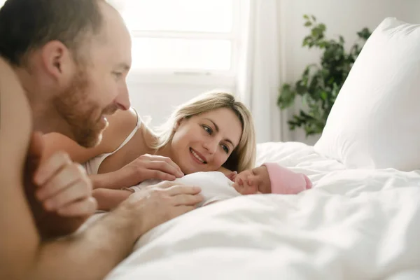Un parent de famille avec un nouveau-né au lit — Photo