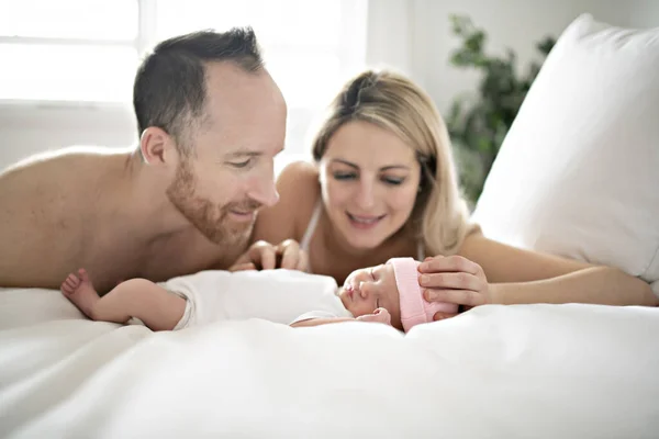 Un parent de famille avec un nouveau-né au lit — Photo