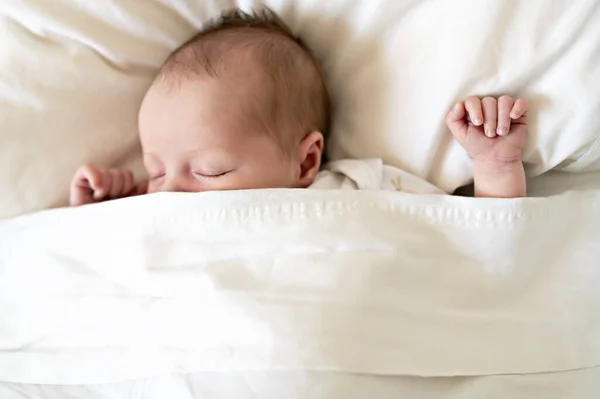 Bayi perempuan manis yang baru lahir tidur di ranjang putih — Stok Foto