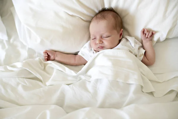 Słodki noworodek dziewczynka śpi w białym łóżku — Zdjęcie stockowe