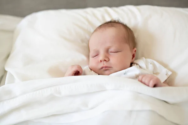 Bayi perempuan manis yang baru lahir tidur di ranjang putih — Stok Foto