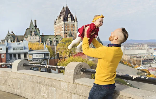 Kleine dochter en haar vader in het najaar in het park — Stockfoto