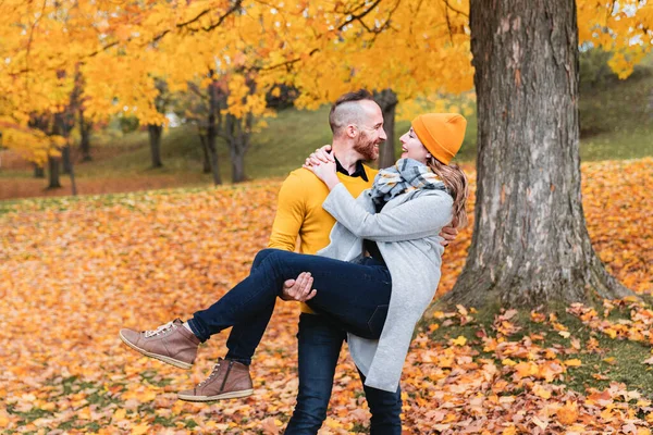 Una bonita pareja en el parque de otoño — Foto de Stock
