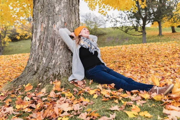 Mladá žena na podzim listí a podzim žlutý javor zahrada pozadí — Stock fotografie