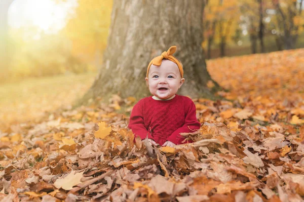 Šťastný hravý dítě dívka venku v podzimní sezóně — Stock fotografie