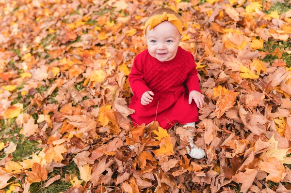 Šťastný hravý dítě dívka venku v podzimní sezóně — Stock fotografie