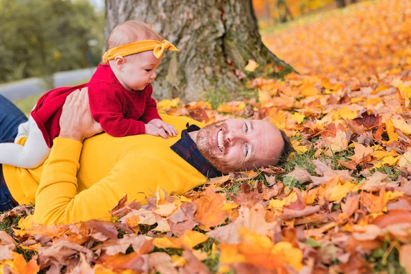 Дочка з батьком у осінню пору року в парку. — стокове фото