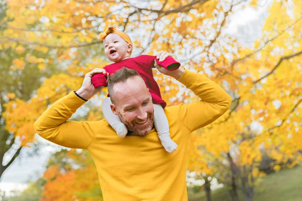 Bébé fille et son père dans la saison d'automne dans le parc — Photo