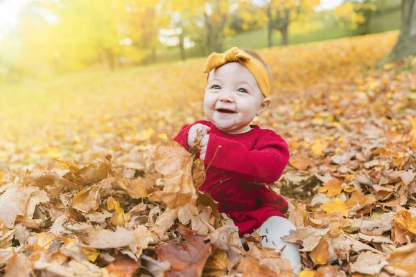 秋の屋外で幸せな遊び心のある女の子 — ストック写真