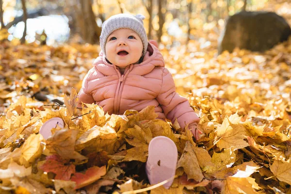 Felice bambino giocoso ragazza all'aperto nella stagione autunnale — Foto Stock