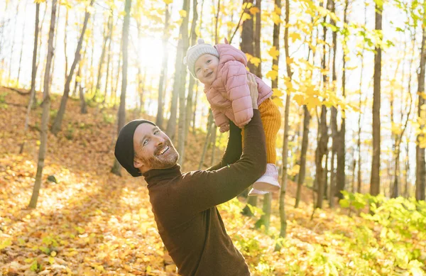 Дочка з батьком у осінню пору року в парку. — стокове фото