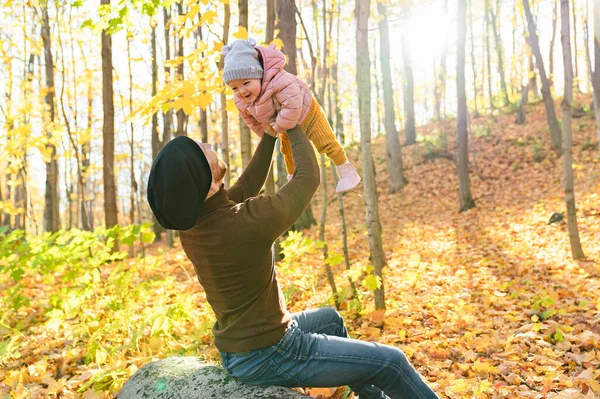 Baby dotter och hennes far i höst säsongen i parken — Stockfoto