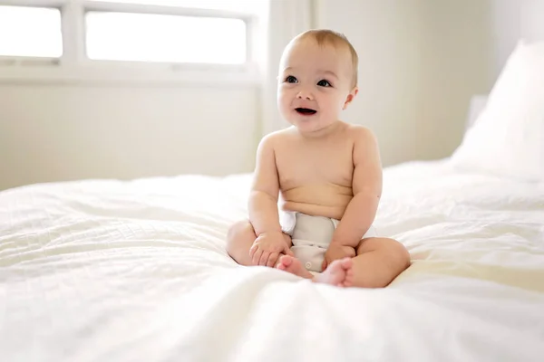 Portrait d'un bébé sur le lit dans la chambre des parents — Photo