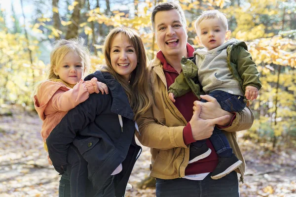 Familie hat Spaß im herbstlichen Wald — Stockfoto