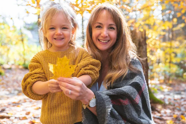 Kızı ve annesi sonbahar mevsiminde parkta — Stok fotoğraf