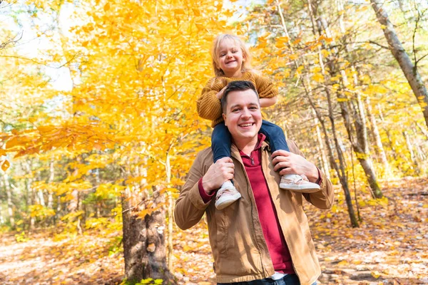 Kızı ve babası sonbahar mevsiminde parkta — Stok fotoğraf