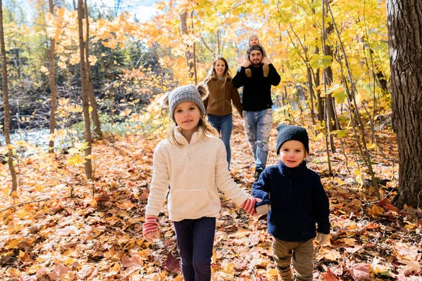 Familiengruppe entspannt im Freien in der herbstlichen Landschaft — Stockfoto