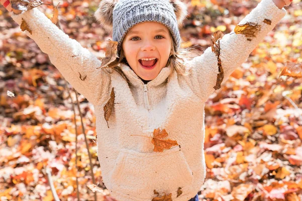 可爱女孩与树叶嬉戏的秋天肖像 — 图库照片