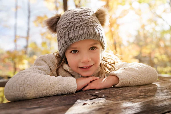Herbstporträt von süßen Mädchen, die Spaß haben — Stockfoto