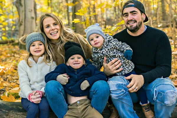 Groupe familial Se détendre à l'extérieur en automne Paysage assis sur le journal de bord — Photo