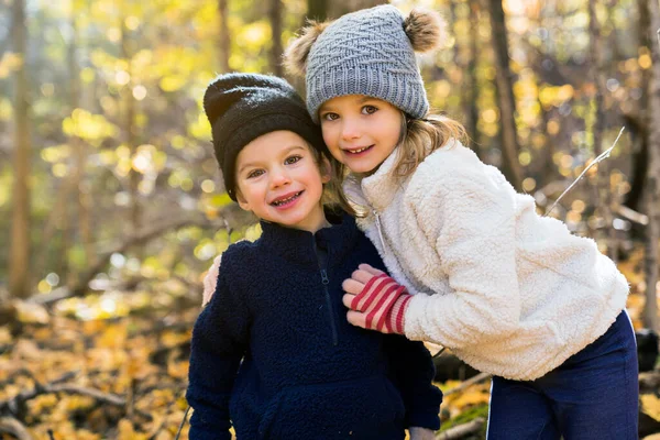 Niedliche kaukasische Kinder auf Herbstsaison im Freien — Stockfoto