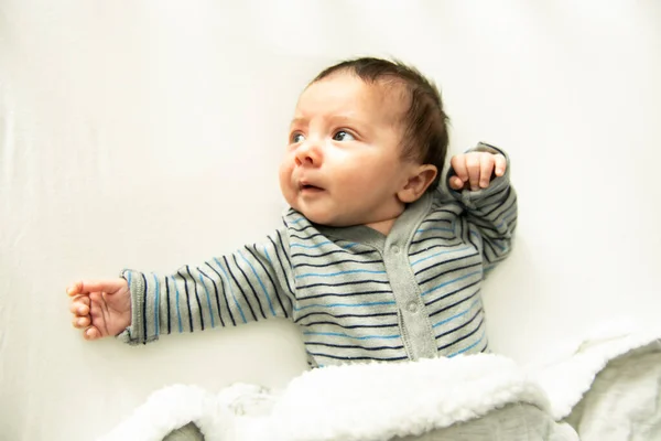 Un petit bébé couché au lit sur la crèche — Photo