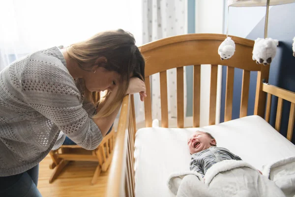 Annemiz, Post Natal Depresyonu 'ndan dolayı üzgün.. — Stok fotoğraf