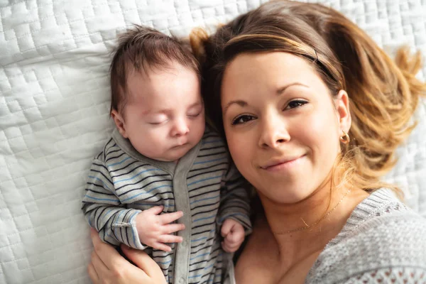 Mamá y bebé teniendo maravilloso tiempo en la cama en la mañana — Foto de Stock