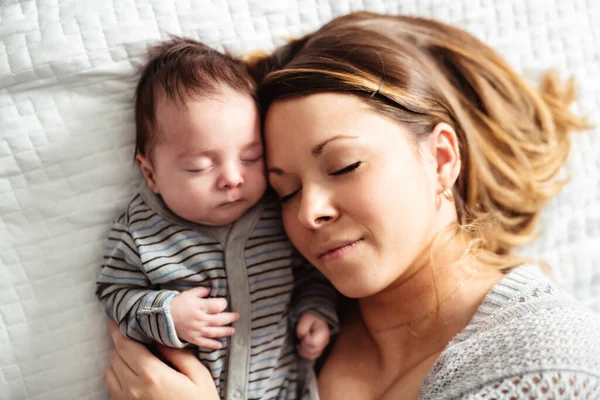 Mamá y bebé teniendo maravilloso tiempo en la cama en la mañana — Foto de Stock