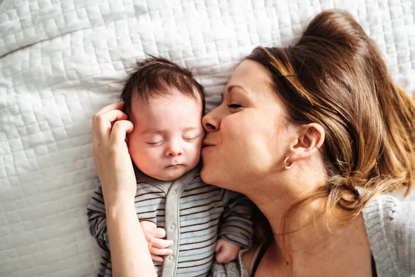 Mamá y bebé teniendo maravilloso tiempo en la cama en la mañana — Foto de Stock