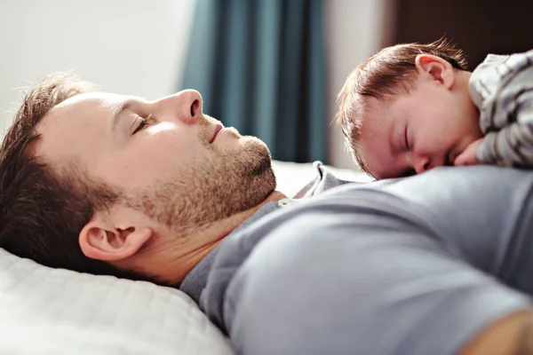 Pai e bebê tendo tempo maravilhoso na cama na manhã — Fotografia de Stock