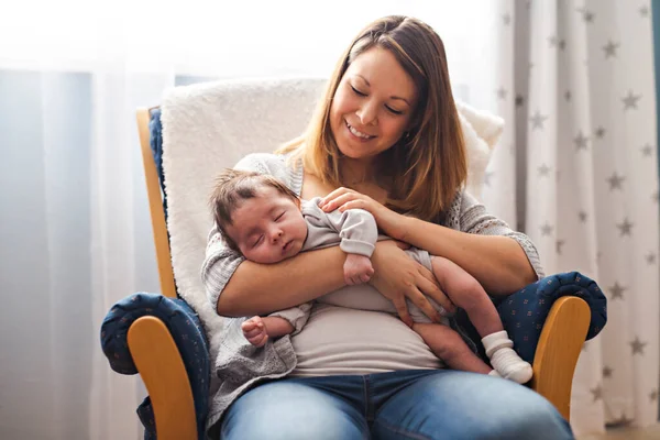 Mamá y bebé teniendo maravilloso tiempo sentarse en la silla uno el dormitorio — Foto de Stock