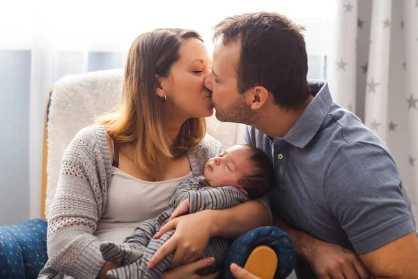 Los padres y el bebé que tienen tiempo maravilloso sentarse en la silla uno el dormitorio — Foto de Stock