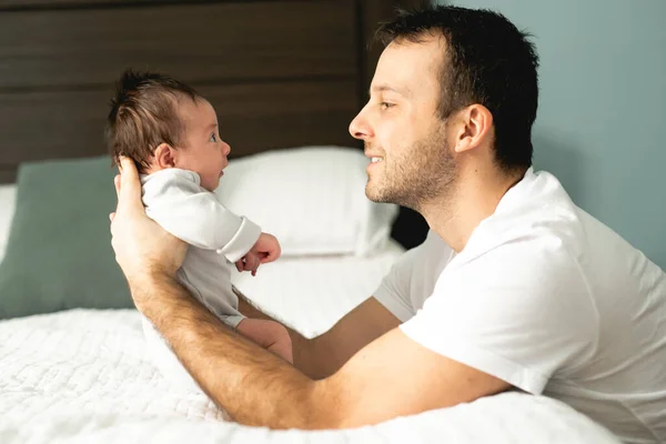 Pai e bebê recém-nascido closeup na cama. — Fotografia de Stock