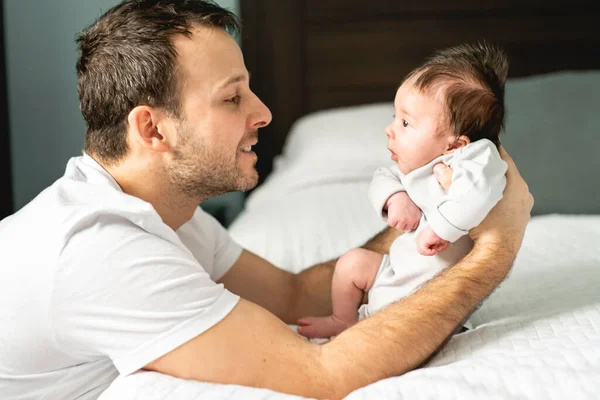 Padre y bebé recién nacido de cerca en la cama. — Foto de Stock