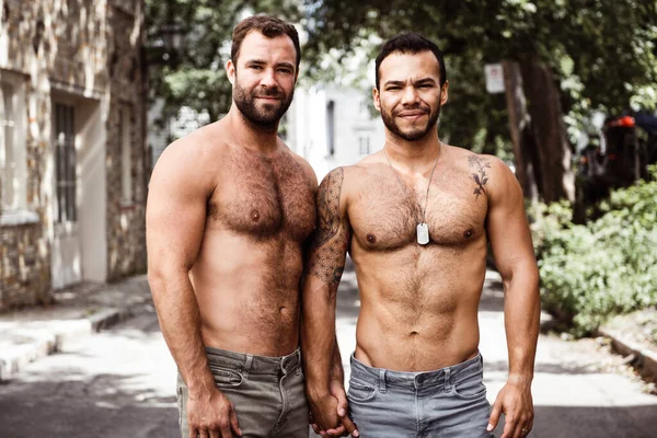 Portrait d'un couple gay heureux en plein air en milieu urbain — Photo